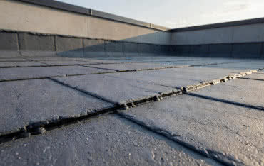 Ochrona dachu płaskiego przed UV i uszkodzeniami. Rola papy nawierzchniowej