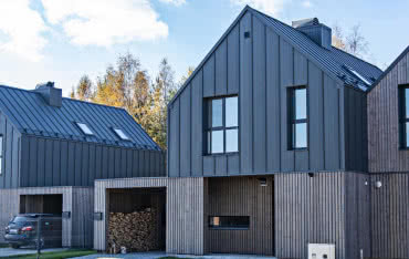 Ile kosztuje blacha na rąbek stojący w 2025 roku? Aktualne ceny za m²